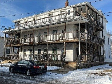 33 Prescott Street, a three-story apartment building with porches